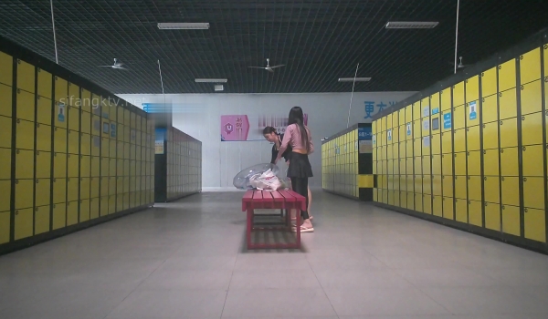 国内水上乐园偷拍美女换衣13（三对漂亮母女花）9V