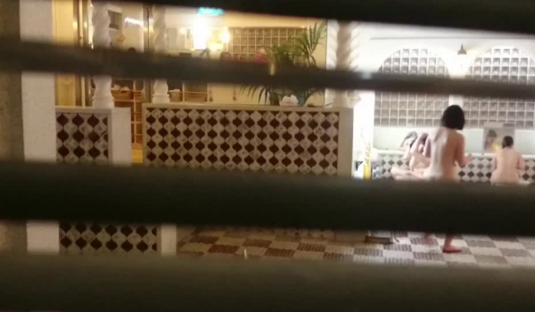 刺激到顶点！校园女生公共浴室 一屋子年轻的肉体身材一个赛一个 发育的很好超诱人