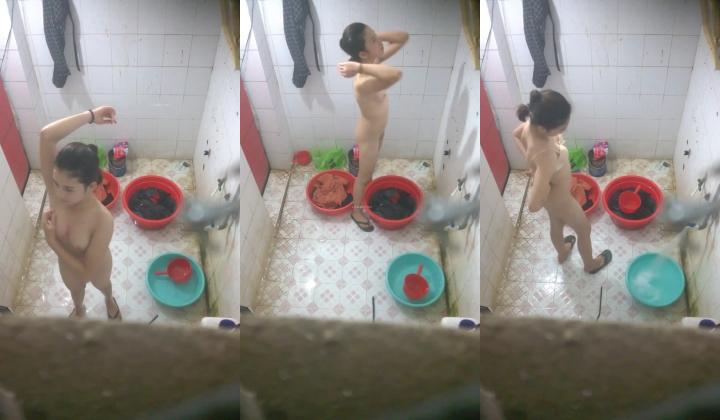 偷拍牛人晚上爬浴室墙头偷拍 ️隔壁两家邻居年轻打工妹洗澡惊险刺激