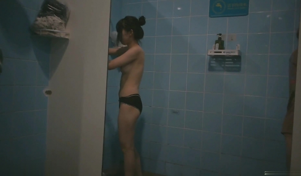 精选水上乐园温泉会所偷拍美女更衣洗澡