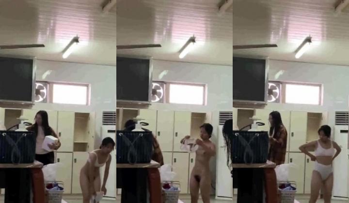 【洗浴换衣合集】高校渣女坑闺蜜拍舍友2+窥视邻居小姐姐们的私生活42V，师范大学的美女就是多