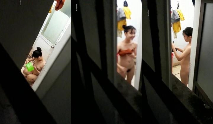【浴室精品偷拍】最新高清偷拍小姐姐洗澡 被发现捂逼还是捂胸【猎奇稀缺大开眼界】众多偷拍自拍录拍露点操逼甄选卫生间站炮迷醉美女 各种啪操KTV操漂亮公主