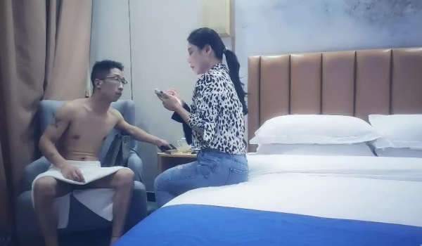 阿呆丶寻花眼镜老哥约牛仔裤甜美少妇，翘起大屁股舔弄口交，坐上来整根插入，进出打桩抽插猛操