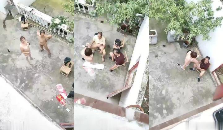 〖熟女也疯狂〗无意中偷拍到的3P奇景 哥俩老当益壮轮操肤白貌美兼职骚妇 跪舔老鸟 站炮后入 叫的