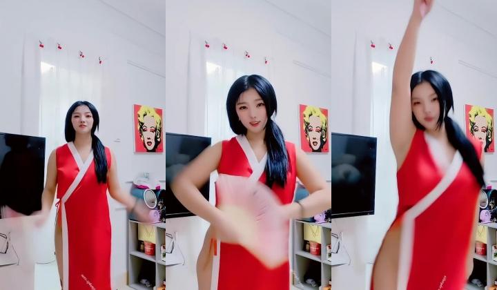 青春无敌，抖音风艺校美少女【杨晓花】定制福利，露脸露点，各种热门BGM裸舞