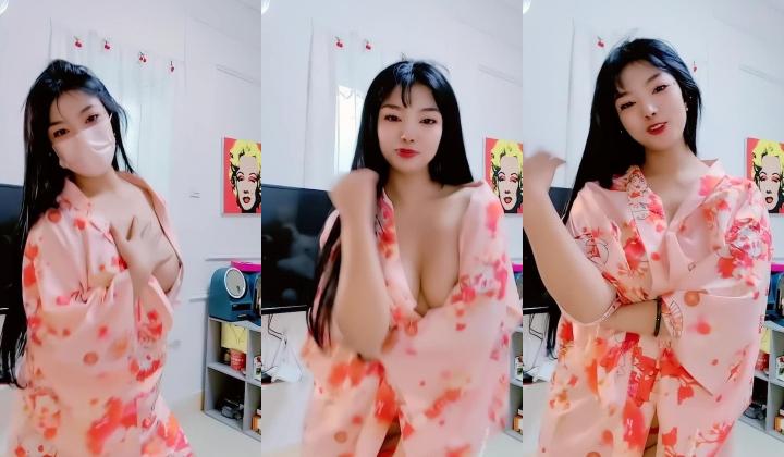 青春无敌，抖音风艺校美少女【杨晓花】定制福利，露脸露点，各种热门BGM裸舞