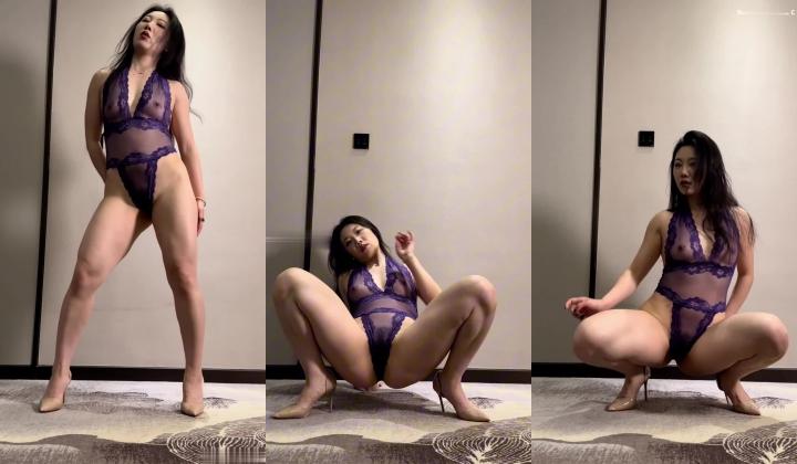 抖音健身奔放御姐【思羽】大胆露脸私定，M开腿顶B摇摆裸舞，大屁股太有感觉了