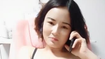 烫发头大奶少妇 胸上有纹身 口交假鸡巴 穿着黑色丝袜 假JJ插逼自慰大秀 边打电话边自慰 超级刺