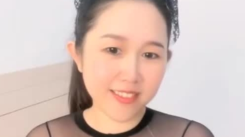 快手 最美宝妈梅卓 下海直播 被网友认出录播了 对比下是那么骚气 还上皮鞭黑丝了 够劲够劲霸