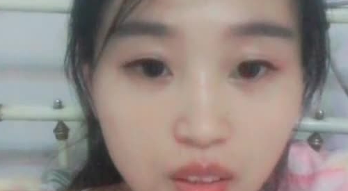 颜值不错苗条少妇道具自慰秀 床上张开双腿灯光照着跳蛋塞入震动特写