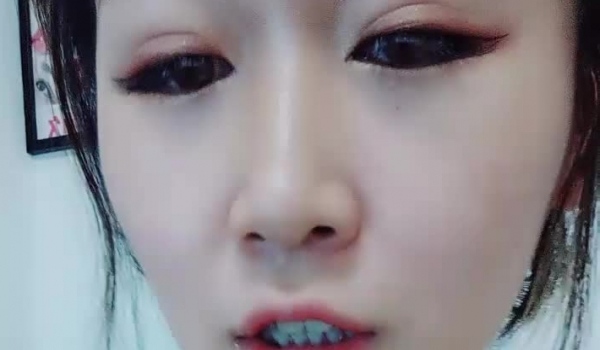 美甲店里的淫乱女老板，骨灰级女主播，露脸跳蛋自慰，深喉假屌