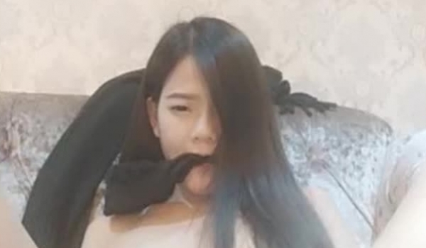 很漂亮的美女主播还会一字马 尺度大秀自慰 这逼毛有点多