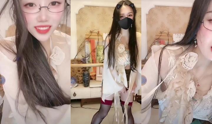 抖音小网红女神 稀有玩法 穿着牛仔裤户外喷尿 直播间上演喷泉 为什么她这么浪还这么多淫水