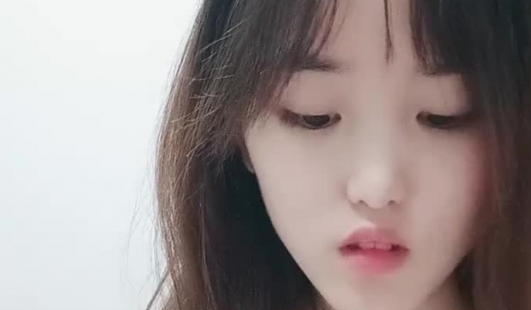 高颜值女高学生妹下海直播 面对大哥们很害羞，清纯的面庞白月光般的颜值 勾走多少少年的魂，如玉般酮