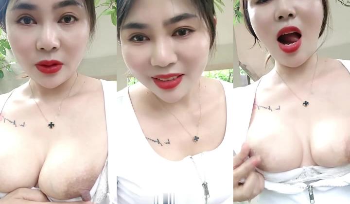 超骚御姐户外公园休闲厅直播，骚聊露奶子