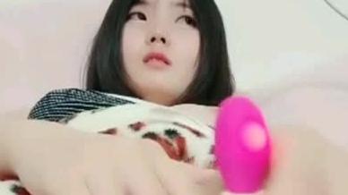 清纯漂亮小嫩妹主播你的沐沐直播秀 小穴很是粉嫩 激情自慰 很是诱人
