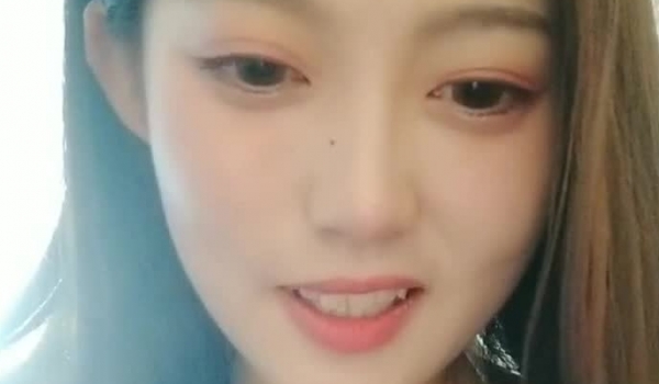 长相清纯可人的极品妹子，脱衣服全裸跳蛋自慰，阴道口流了白浆尽显迷人身材