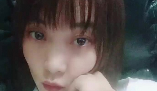 网吧里的骚货全程露脸激情大秀，逼里塞着跳蛋在网吧晃悠，跑到厕所脱了发骚，揉奶玩逼道具抽插搞到高潮