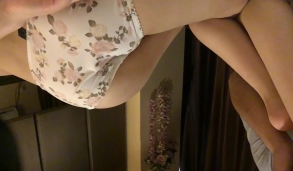 国产迷奸系列-有恋脚癖姐夫把家里带孩子的小姨子弄迷煳了舔完脚开始抽插