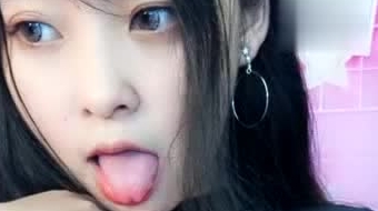 颜值不错丰满大奶妹子自慰秀 隔着内裤道具舌头玩弄震动跳蛋塞入逼逼