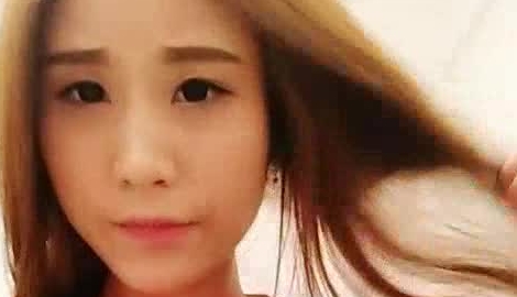 手机直播美女主播学生制服诱惑拿自拍杆漏逼秀不要错过
