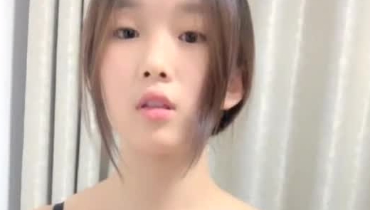 非常粉嫩没怎么开发嫩妹子道具自慰 苗条身材全裸椅子上跳蛋震动逼逼非常诱人