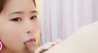 很是风骚的骚货少妇 和炮友在家里啪啪大秀 口交 口活特别好 舔逼 躺在床上被大鸡巴狠狠的操 女上