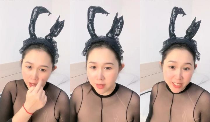 快手 最美宝妈梅卓 下海直播 被网友认出录播了 对比下是那么骚气 还上皮鞭黑丝了 够劲够劲霸