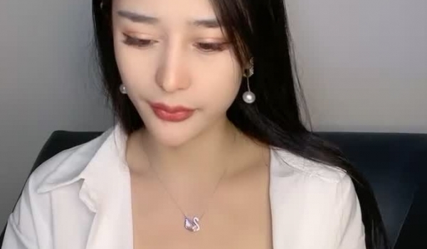 极品网红美女刚播小尺度诱惑，修长美腿揉捏小奶子，扭动细腰掰穴特写，白色衬衣若隐若现，格外诱惑