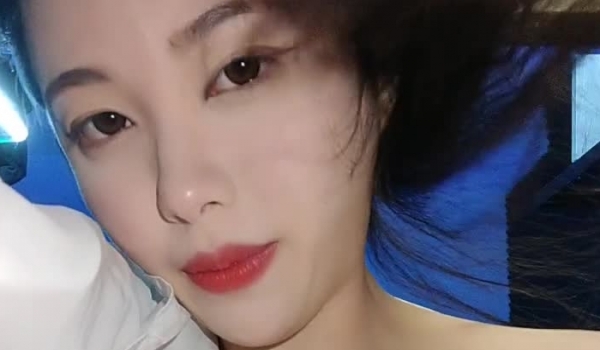 钢管舞女神的诱惑，制服高跟露脸无毛白虎逼性感好身材精彩大秀直播，揉奶玩逼激情艳舞看的旁边小哥受不