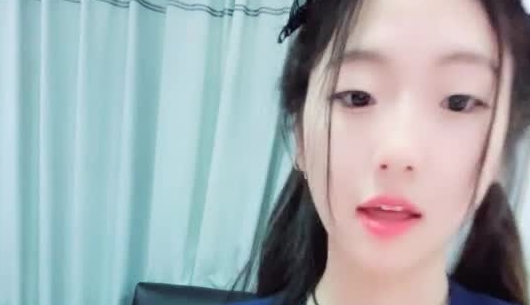 好骚的小妹，清纯露脸情趣装诱惑，露出骚奶子给狼友看，逼逼里塞着跳蛋自慰特写展示，给狼友分享被调教