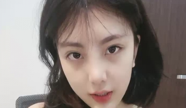 半糖-童颜巨乳-大波波 ️ ️ 完美的不能再完美，巨乳、粉嫩下体，肉感十足的线条，看多一眼就惹火
