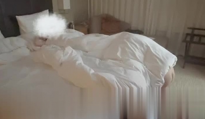 顶级淫妻博主【北京情侣_COKE】，几个男的一起玩弄自己老婆，老婆在床上不要不要的