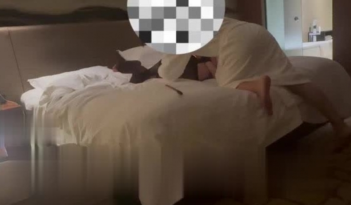 顶级淫妻博主【北京情侣_COKE】，几个男的一起玩弄自己老婆，老婆在床上不要不要的