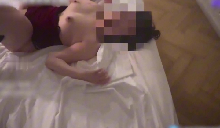 顶级绿帽夫妻，【珍妮】被各路单男轮奸，小嘴巴含上肉棒无比性感，口活深喉很棒