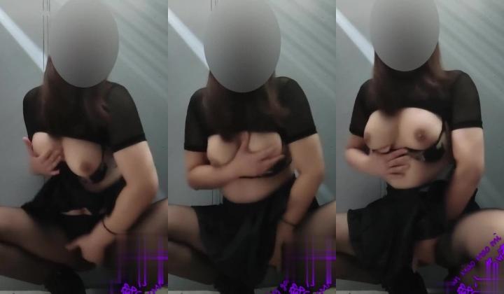 全网狂人，硬核户外真实勾引骚女【性感小猫咪】，在电影院勾引旁边的男人去楼道做爱