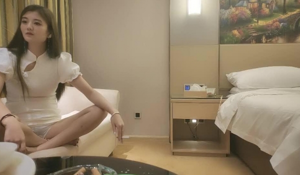 【小马寻花】几十万粉丝要求返场 极品抽搐妹 女神背着男友兼职 大长腿高颜值 高潮迭起撸管佳作