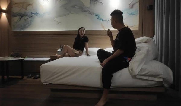 【金戈寻梦】2600网约极品外围 苗条温柔 体贴入微 翘臀美乳娇俏脸庞 激情啪啪撸管佳作