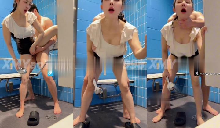 推特性爱大师95后绿帽情侣美腿女王「汐梦瑶」《淫糜汤泉》户外游泳池更衣室做爱，口爆颜射，全程露脸