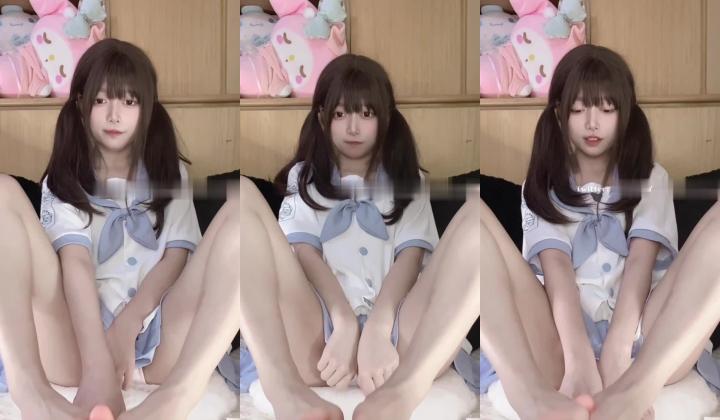 玉足萝莉风嫩妹，可爱双马尾，露脸小美女【要要饿晕了】推特福利，自慰口交足交，性爱，小母狗属性拉满