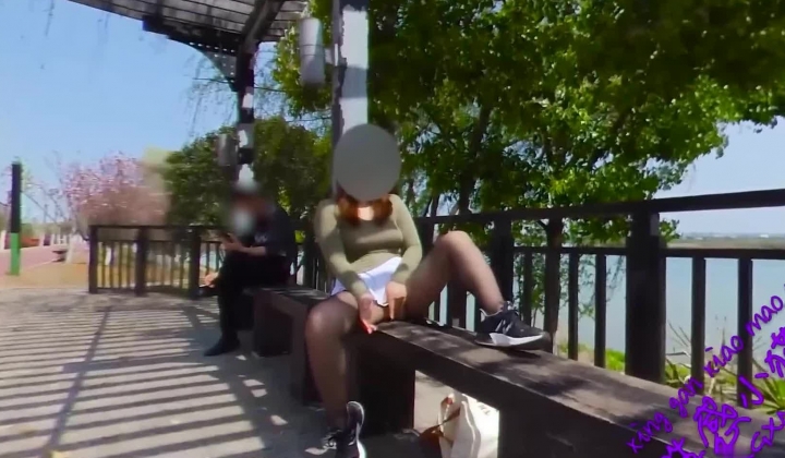 硬核户外真实勾引骚女【性感小猫咪】，路边大胆自慰，街上人来人往，旁边就坐着陌生人