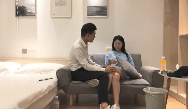 男爵全国探花约了个高颜值蓝衣萌妹子，舌吻互舔调情跪着口交，穿上黑丝骑乘猛操