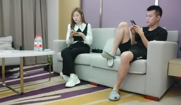 海浪寻欢笑起来甜美外围小姐姐，舌吻扣穴调情，深喉口交揉捏奶子，抬腿侧入抽插妹纸操爽了