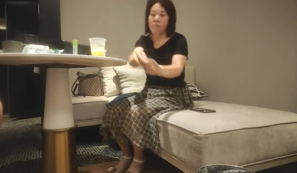 【良家故事】偷拍收割良家中年妇女，短髪女私会酒店，疯狂酒店性爱，骚逼得到满足