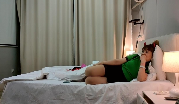 【寻欢作乐小猪】，泡良佳作，人妻杀手，大姐真会玩，情趣渔网装，骚的一塌煳涂，小伙舔逼认真