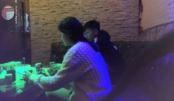 泡良佳作，【KTV勾搭探花】，开奔驰的美少妇，又想男人了，老地方喝酒唱歌谈人生，相约开房操