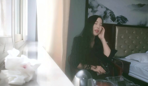 【良家故事】偷拍 网恋 中年良家妇女收割机，人妻出轨，有聊天记录，酒店脱光享受偷情的刺激感