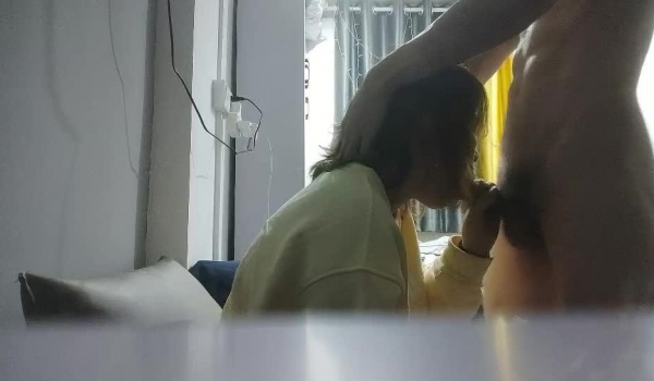 麻辣王子约良家嫩妹操逼，按着头爆插小嘴，前戏完转战到床上，超近视角拍摄，扶着屁股猛怼