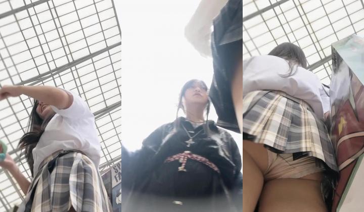 动漫展一箭双雕两个没穿安全裤JK小美女的裙底风光 ️一个黑窄内一个绿内