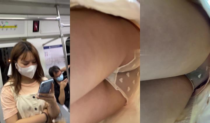 地铁上抄底短裙少妇穿着透明内裤可以清晰看到她的B毛
